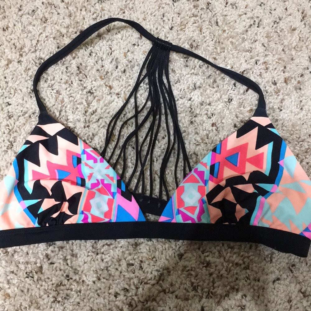 Geometric patterned bikini top